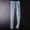 Jeans da uomo estivi Aj sottili moda coreana slim fit elastici piccoli piedi casual versatili pantaloni blu chiaro