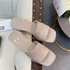 2022 Nuove pantofole da donna firmate Sandali con fondo spesso Sandali in gomma grossa Piattaforma Alfabeto Pantofola da donna Sandalo con tacco in pelle brillante Scarpe da spiaggia alla moda