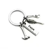 50pcslot Nouveaux outils de papa en acier inoxydable Keychain Grand-père Hammer Tournevis clés des cadeaux de la fête des pères1 85 W25422923