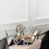 Mach Satin Bow Pompes Cristal Orné de strass Chaussures de mariage Talons aiguilles de soirée Femmes à talons Designers de luxe Bride à la cheville Chaussures d'usine de chaussures habillées