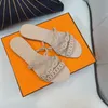 Frauen Sommer Designer Hausschuhe Komfortable PVC Mode Kette Gelee Farbe Flache Heels Frauen Strand Folien Schuhe mit Kiste