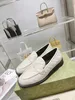 أحذية غير رسمية 22SS v متسكعات جلدية مبطن moccasins womens tuxurys مصممي المصممين أحذية كلاسيكية زلة على زر المعادن الزر الجلدية العلامة التجارية Oxfords