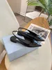 2022 Platta sandaler Kvinnligt ord med spetsiga t￥ h￶ga klackar Baotou Low Heel Women's Shoes ￤kta l￤der 35-39
