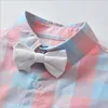 2021 Gentleman Style Baby Boys Kläder Satser Sommar Kids Kortärmad Plädskjorta Med Bowtie + Suspender Shorts 2st Set Barn kostym Barnkläder