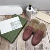 Mode designer kvinnor päls fluffiga tofflor broderar blomma loafers äkta läder mulor kvinna brun metall spänne kedja casual platta skor slipper 35-41 med låda