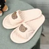Kapcie w stylu japońskim niedźwiedź wewnętrzny sandały domowe i kobiety letnia łazienka casual miękki płaskie klapki