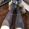 Calcetines de algodón suave para mujer, medias largas con estampado de letras coloridas, moda para chicas, calcetín de tubo medio para exteriores