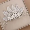 Hårklipp Barrettes Vit Headpin Crystal för Bridal Girls Bling Rhinstones Pearls Fairy Flowers Wedding Proms Party Ornaments Hairband T