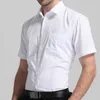 Męskie zwykłe dopasowanie lato krótki rękaw Solidna klasyczna koszula Pojedyncza łatka kieszonkowy formalny biznes praca biurowa biurowa podstawowa sukienka koszule 210714