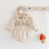 Våren baby tjejer bodysuit aprikos vit långa puff ärmar ruffles krage jumpsuit med lock född söta kläder e2041 210610