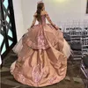 Dusty Pink Princess Quinceanera Klänningar 2021 Rose Gold Sequins Off The Shoulder Long Sleeves Pagant Party Dress Vestidos de 15 años
