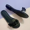 Sapatos femininos 2021 Novos chinelos Chain de moda decorativa cor vampira bonito chinelos cool europeu flat bottlippers Y0427