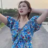 コレヒパアの女性のドレス夏の韓国のシックなヴィンテージプリントVネック巾着ウエストカラフルな花のデザインのバブルスリーブドレス210526