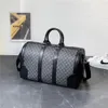 Designers sacs polochons luxe hommes femmes femmes sacs de voyage lettre impression sacs à main en cuir grande capacité fourre-tout bagage à main248N