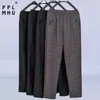 Pantalage droit de la mère de taille plus.