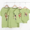 Kinesisk stil sommarfamilj ser matchande outfits t-shirt kläder mor far son dotter barn barn utskrift 210429