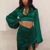 Vår sommar kvinnors gröna satin kjol kostym sexig v-neck lyktor ärmar rynkor skörd topp wrap 2 stycke uppsättning kvinnlig outfit 210514