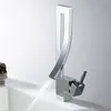 Chrome lumineux salle de bain bassin robinet de robinet en laiton monté sur la cascade montée robinets de mélangeur à la poignée de manche simple