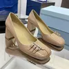 Zapatos de barco de tacón alto para damas clásicas Remaches de cuero de diseñador Zapatos de vestir de metal de tacón grueso Mocasines casuales de mujer 40 yardas con caja