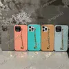 Luxe mode telefoonhoesjes voor iPhone 15 15pro 14 14pro 14plus 13 13pro 12 12Pro Max 11 11pro XS XR XsMax Designer lederen reliëfletters Case met hand bovenleiding