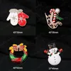 Jul Broscher Pins Söt Santa Snowman Claus Hat Handskar Bells Socks Penguin Candy Enamel Pin Badges Brosch för kvinnor gåva