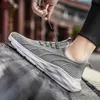Kvinnors grossist män löparskor svart vit grå utomhus jogging sporttränare sneakers storlek 39-44 kod LX31-FL8955