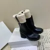Top Luxury Designer Women's Rain Boots Half Body Betty Winter Ny PVC Gummi Tjock Hälsa Vanlig Kvadrat Tå Skor Zipper Mellanliggande Tube Slitstarkt och Non Slip Sole