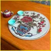 Пользовательские китайские высокоточные вышивки круглые квадратные метки столовые посуды ваза чаши пластины роскошный противоскользящий водонепроницаемый обеденный стол мат