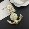 Versão coreana de ouro incrustado diamante pequeno fragrante barco âncora broche moda estilo marinho homens e mulheres comuns personalidade brooc