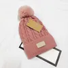 Marca de moda Beanie Doble engrosamiento bola sombrero hombres mujeres invierno y otoño caliente con logo de alta calidad transpirable soplado sombrero de cucharón elástico Caps de punto U008254