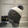 Trendy metalen letter beanie met afneembare pom bal ontwerper vrouwen schedel caps winter warme mannen gebreide cap wol breien sport hoed