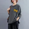 Vår Korea Mode Kvinnor Långärmad Tee Tee Femme Toppar Patchwork Brev O-Neck Casual T-shirt Stor storlek V285 210512