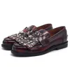 Vin rouge richelieu chaussures hommes à la main en peau de vache robe de mariée chaussures Rivets formel affaires Oxfords