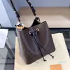 2021 Lyxig Berömd Designer Kvinnor Mode Handväskor Axelväskor Korskroppskåpa Bag Bucket Plain Leather String Interior Zipper Pocket 00