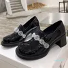 Crystal Decor Black Dress Shoes Women Pumps Leer 6 cm dikke hoge hakken vrouw Valentijnsschoenen dames retro schoen