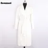 Nerazzurri 겨울 긴 흰색 검은 색 따뜻한 솜털 가짜 모피 코트 여성 긴 소매 벨트 옷깃 세련된 한국어 패션 버튼 211018
