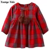 Kseniya Enfants Automne Coton Rouge Jaune Filles Vêtements Angleterre Style Plaid Boule De Fourrure Arc Conception Bébé Filles À Manches Longues Robe 210331