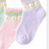 Chaussettes de bébé en dentelle courte fraise pour enfants couleur unie chaussette frisée section mince absorbant la sueur respirant printemps princesse 1875 Y2