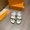 2021 Kvinnor Metallkedja Sandaler Sommar Mode Ladies Flat Beach Slippers Toppdesigner Luxurys Kvinna Slides Skor 9 Färglåda Storlek 35-42-46