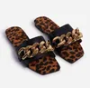 Sandals Leopard Shoes 2021 Summer كبير الحجم المفتوح إصبع القدم الإناث المربع سلسلة مشبك طباعة النعال المسطحة