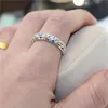 CHARM 10K GOLD 4MM LAB Diamond Ring 925 Sterling Silver Smycken Engagement Bröllop Band Ringar för Kvinnor Män Party Tillbehörsgåva