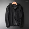 casaco de lã com capuz preto
