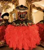 2022 أسود أبيض فساتين quinceanera charro قبالة الكتف الكرة العباءات كشكش منتفخ الأزهار زين الحلو 16 اللباس قطار قصير