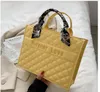 Lyx märke singel axelväskor för kvinnor kanfas handväska Top Square Stor Totes Bag Quilted Design Scarf Clutches 0351