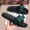 Toppkvalitetsdesigner Herrtofflor Dam Dam Platt Platt Sandaler Gummi Slide Blommor Brokad Kugghjul Bottnar Flip Flops Bee Randig Beach Causal Tofflor