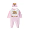 Nouveau 2021 Printemps Mode Nouveau-né Bébé Garçon Vêtements Coton Dessin Animé Petit Ours Nouveau-né Enfant Bébé Fille Barboteuse et Chapeau Bavoirs Ensembles H0824