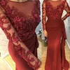 2021 Sexy rojo oscuro Vestidos de baile Joya Cuello Sirena Manga larga Apliques de encaje Perlas Ilusión Hecho a mano Flowres Volantes Vestido de noche Fiesta Vestidos formales