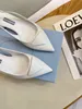 2022 Platta sandaler Kvinnligt ord med spetsiga t￥ h￶ga klackar Baotou Low Heel Women's Shoes ￤kta l￤der 35-39