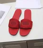 Vente directe! Pantoufles de créateurs pour hommes et femmes lettres de mode sandales plates en cuir de forage à chaud boîte de livraison de spectacle de rue intérieure 35-45