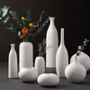 Vaso nordico Vaso di fiori in ceramica bianca Decorazione per la casa Vasi irregolari per la decorazione In piedi a terra 210623
